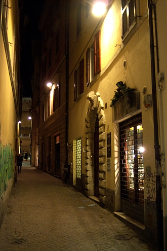 100_2109 small ancona alley.jpg - 143838 Bytes